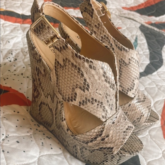 Just Fab Snakeskin heels - Picture 3 of 4